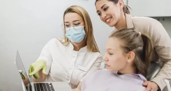 What is a family dentist?